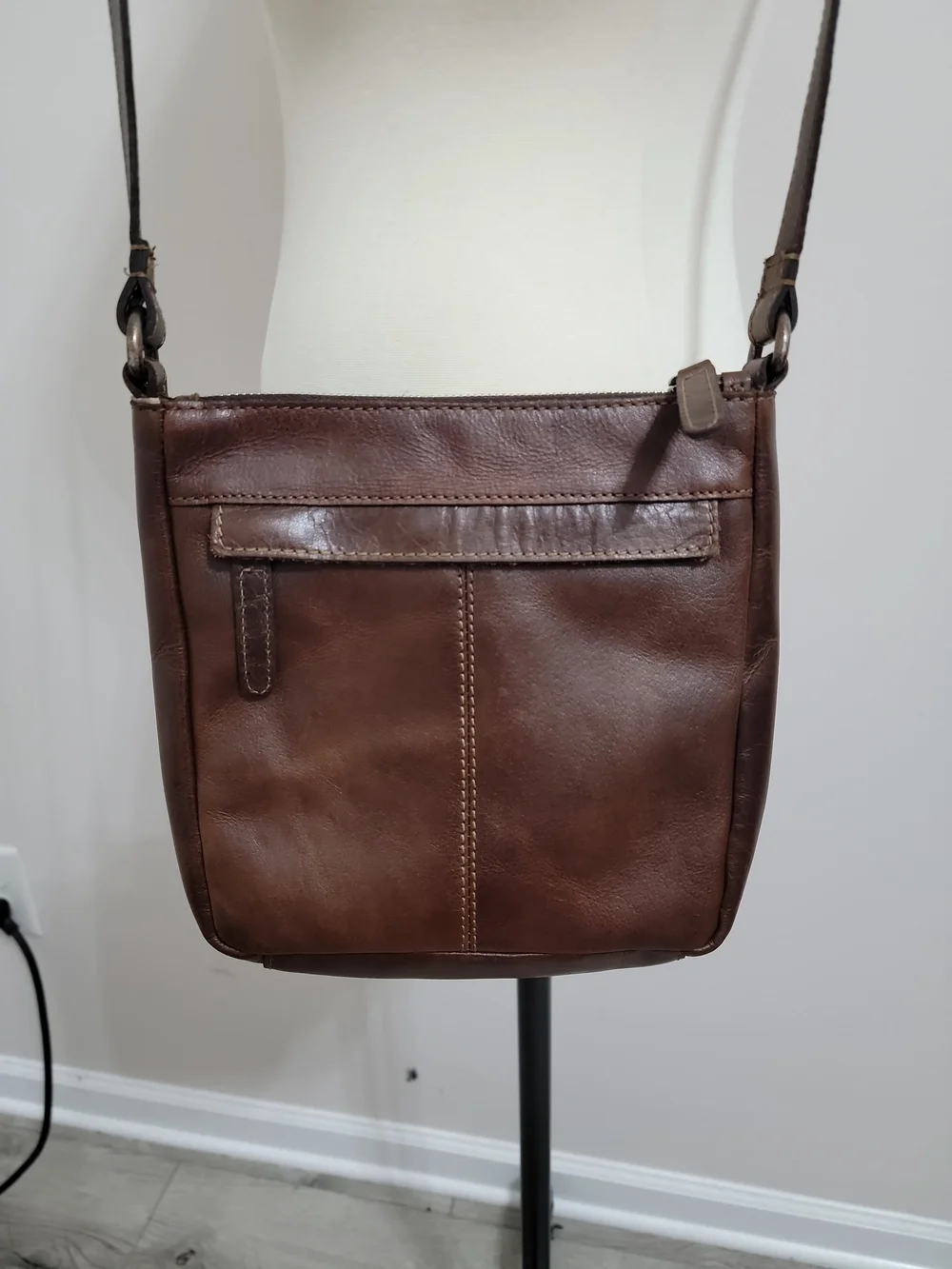 Classic Brown Leather Messenger Bag with Adjustable Strap